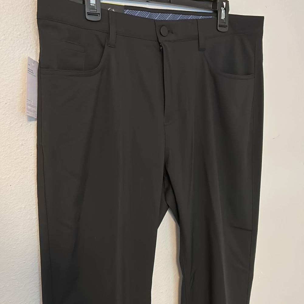 NWT Roundtree & York Performance Tech Flat Front pants. Men’s size 36x32.